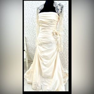 Beautiful elegant, timeless 100% Silk Pronovias wedding dress w/ beaded bolero.